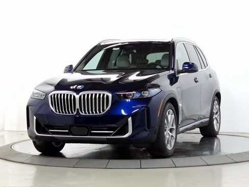 Used 2026 BMW X5 xDrive50e w/ Premium Package AWD/4WD image 3