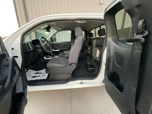 Used 2024 Nissan Frontier SV RWD image 17