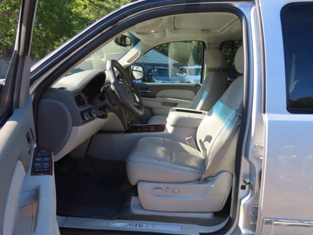 Used 2010 Chevrolet Avalanche LTZ AWD/4WD image 19