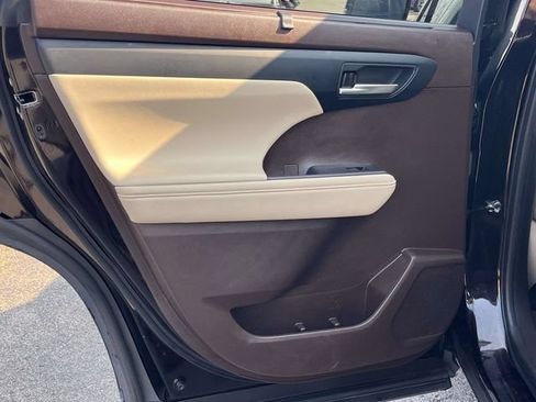 Used 2022 Toyota Highlander XLE FWD image 18