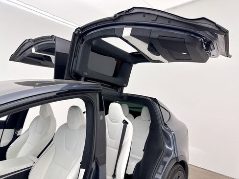 Used 2023 Tesla Model X Plaid image 33