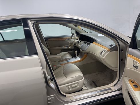 Used 2005 Toyota Avalon XLS image 25