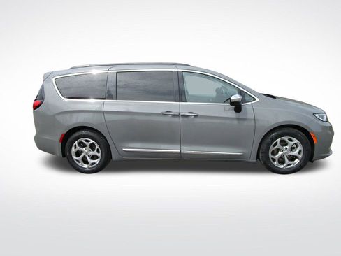 Used 2023 Chrysler Pacifica Limited image 6
