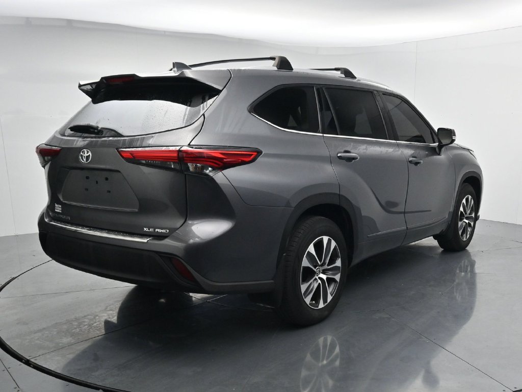 Used 2022 Toyota Highlander XLE AWD/4WD image 7