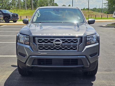 Used 2024 Nissan Frontier SV RWD image 3