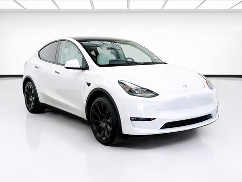 Used 2023 Tesla Model Y 2WD image 3