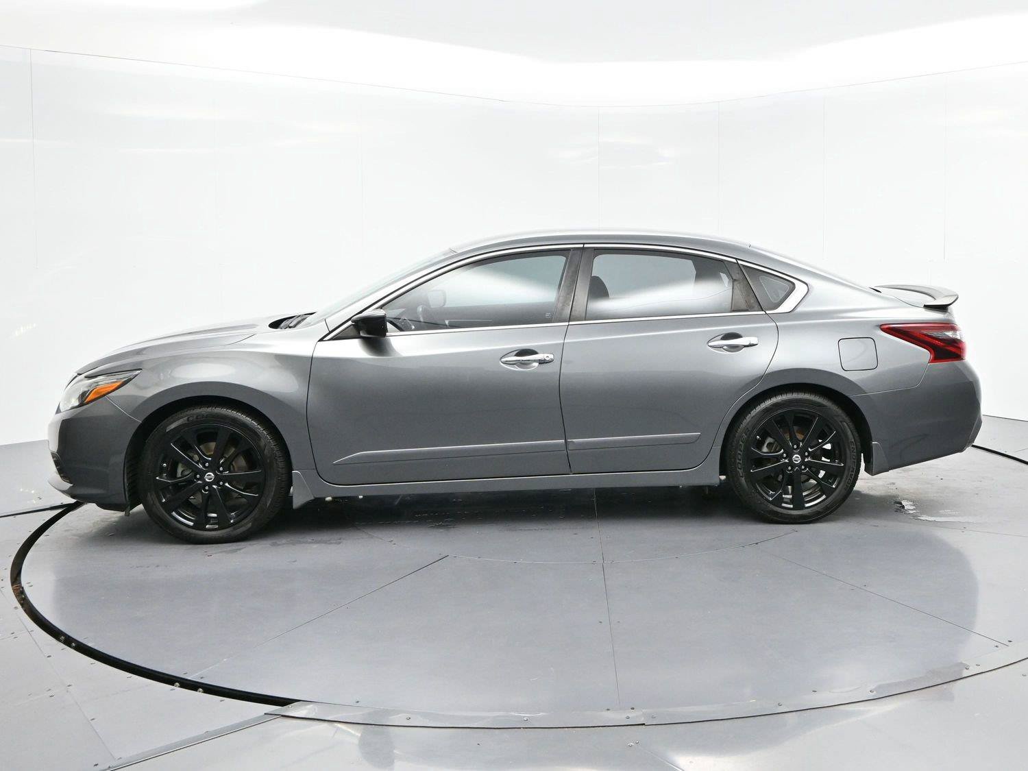 Used 2017 Nissan Altima 2.5 SR w/ Midnight Edition Package FWD image 4