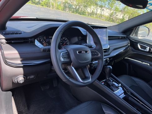 Used 2025 Jeep Compass Trailhawk AWD/4WD image 17