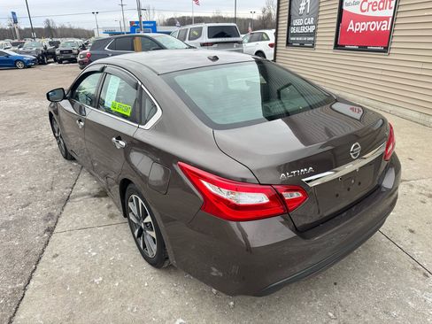 Used 2017 Nissan Altima 2.5 SL w/ Moonroof Package image 7