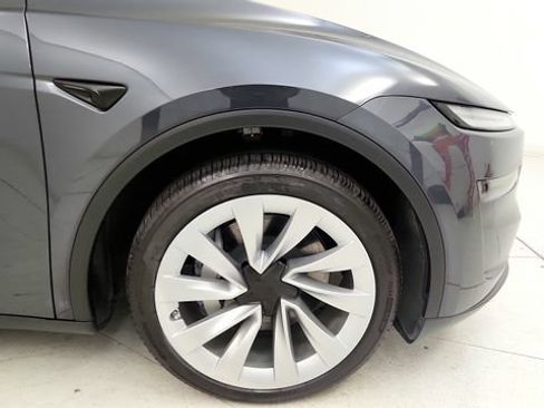 Used 2026 Tesla Model Y 2WD image 21
