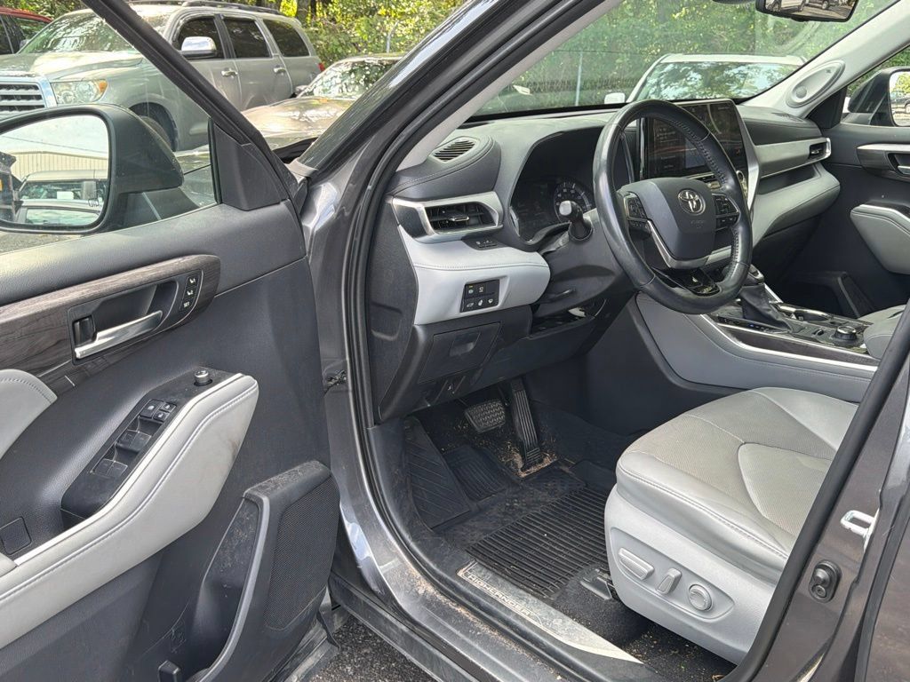 Used 2021 Toyota Highlander Platinum AWD/4WD image 12