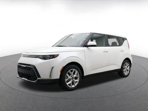 Used 2025 Kia Soul LX w/ LX Technology Package FWD image 3