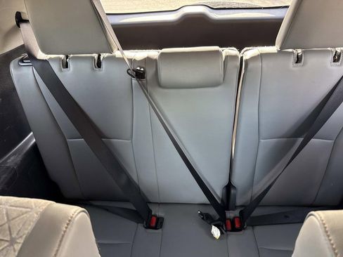 Used 2023 Toyota Highlander Bronze Edition image 19