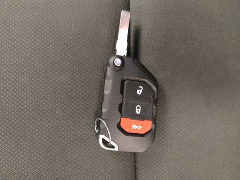 Used 2018 Jeep Wrangler Unlimited Sahara image 32