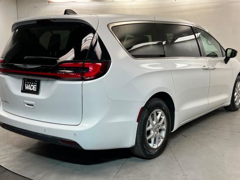 Used 2024 Chrysler Pacifica Touring-L FWD image 6
