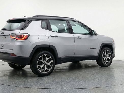 Used 2025 Jeep Compass Limited image 9