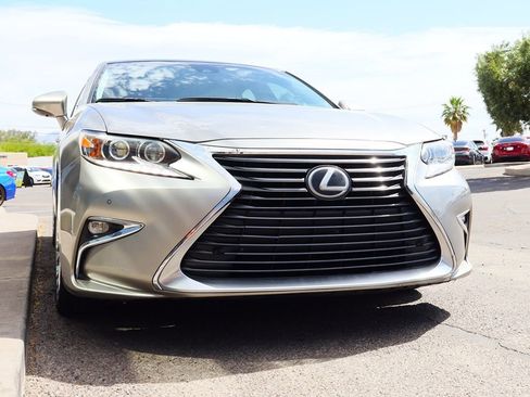 Used 2016 Lexus ES 350 w/ Luxury Package w/Wood Trim image 18