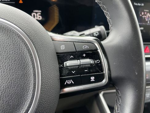 Used 2025 Kia Carnival FWD image 16