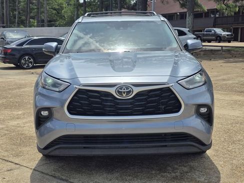 Used 2021 Toyota Highlander XLE FWD image 2