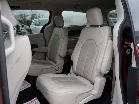 Used 2021 Chrysler Pacifica Touring-L image 9