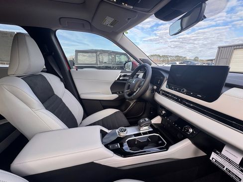 New 2026 Mitsubishi Outlander LE FWD image 7