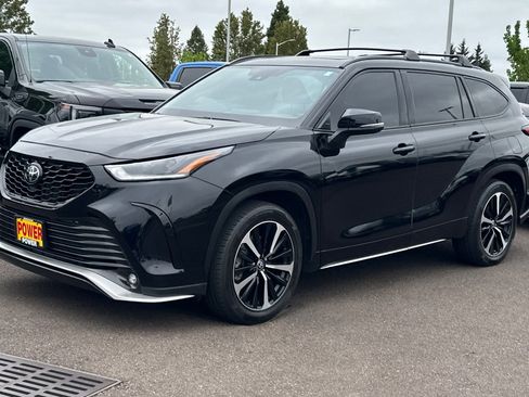 Used 2022 Toyota Highlander XSE AWD/4WD image 2
