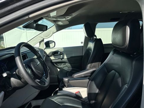 Used 2023 Chrysler Pacifica Touring-L FWD image 39