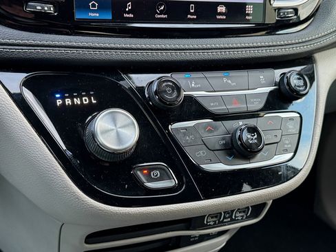 Used 2022 Chrysler Pacifica Touring-L image 20