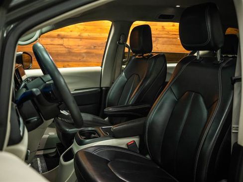 Used 2023 Chrysler Pacifica Touring-L FWD image 9