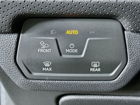 Used 2025 Volkswagen Atlas SE AWD/4WD image 17