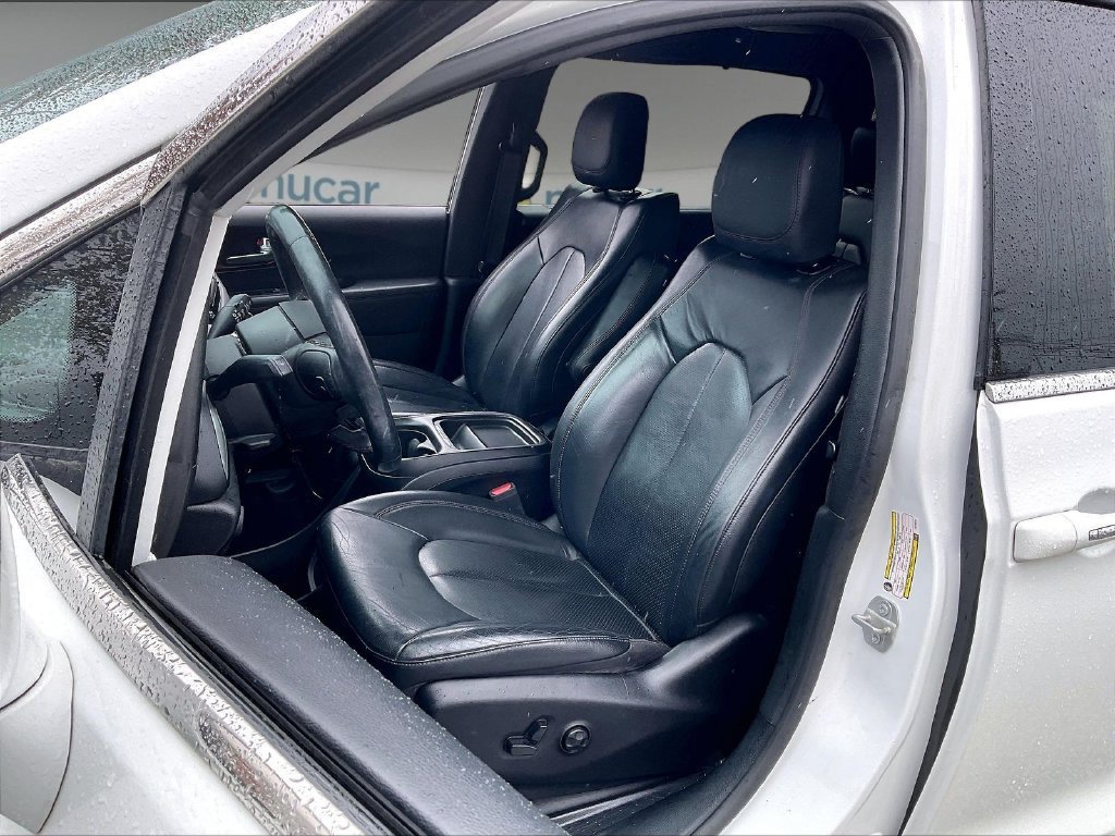 Used 2020 Chrysler Pacifica Touring-L FWD image 9