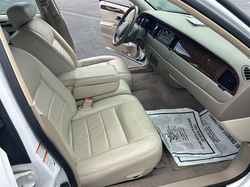 Used 2002 Lincoln Town Car Executive RWD image 12