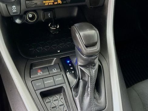 Used 2021 Toyota RAV4 LE image 17