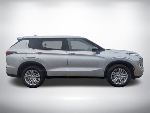 Used 2024 Mitsubishi Outlander ES image 2