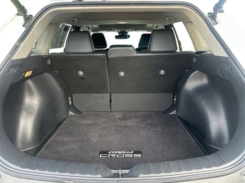 Used 2022 Toyota Corolla Cross XLE w/ Convenience Package image 18
