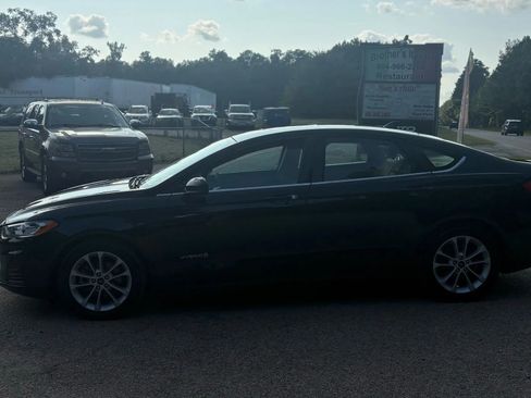 Used 2019 Ford Fusion SE image 3