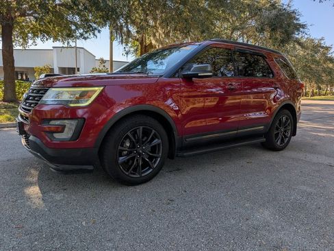 Used 2017 Ford Explorer XLT w/ Equipment Group 202A image 4