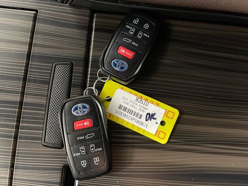 Certified 2023 Toyota Sienna Platinum image 24