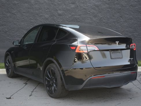 Used 2021 Tesla Model Y Long Range image 3