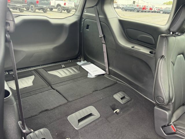 New 2027 Chrysler Pacifica Select AWD/4WD image 16