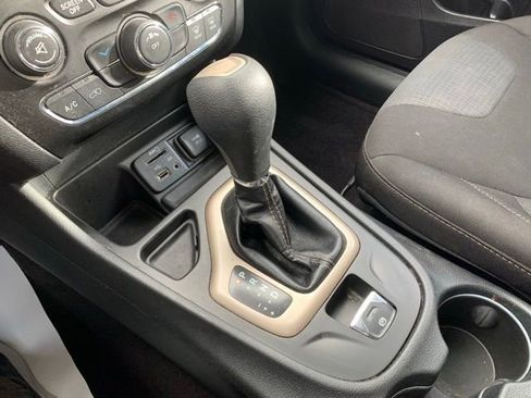 Used 2016 Jeep Cherokee Latitude w/ Comfort & Sound Group image 19