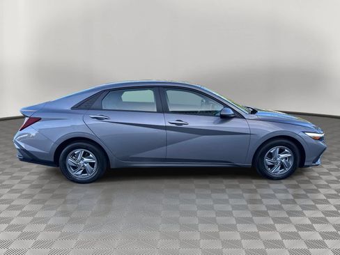 Used 2024 Hyundai Elantra SE image 2