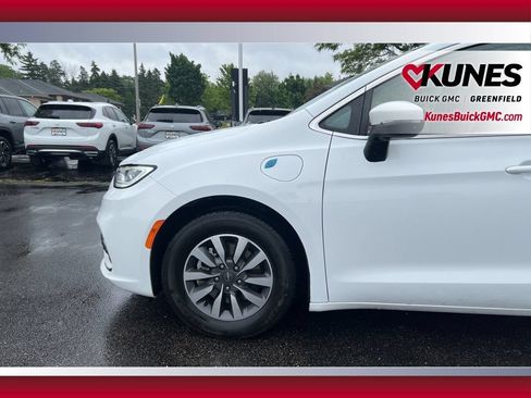Used 2023 Chrysler Pacifica Touring-L FWD image 15