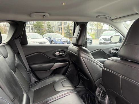 Used 2019 Jeep Cherokee Latitude Plus w/ Cold Weather Group AWD/4WD image 26