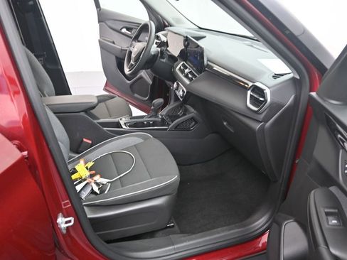 Used 2025 Chevrolet TrailBlazer LT FWD image 16