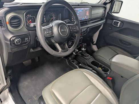 Used 2025 Jeep Gladiator Mojave AWD/4WD image 12