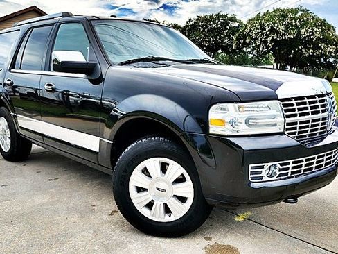 Used 2014 Lincoln Navigator 4WD image 2