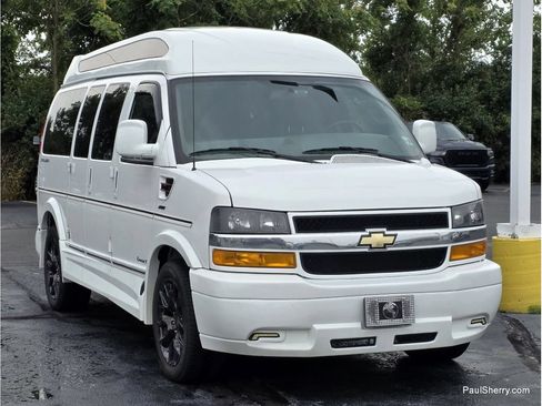 Used 2023 Chevrolet Express 2500 RWD image 2