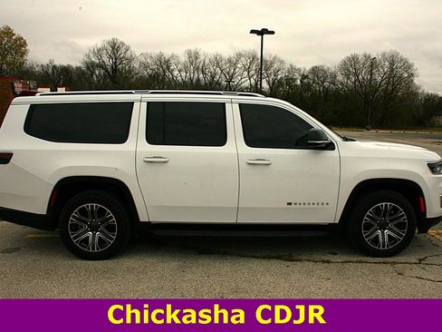 Used 2024 Jeep Wagoneer L Base w/ Premium Group I image 8