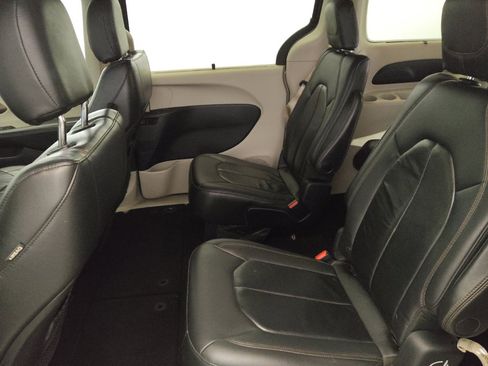 Used 2017 Chrysler Pacifica Touring-L image 18